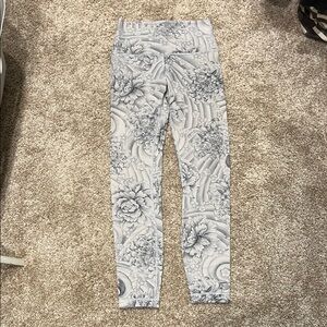 Lululemon Like New White Grey Floral Patterned Full Length Leggings